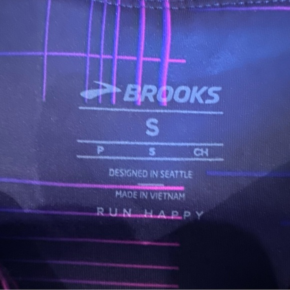 Brooks Women’s Method 7/8 Tight size small in purple cyber pattern running pants - Picture 4 of 10